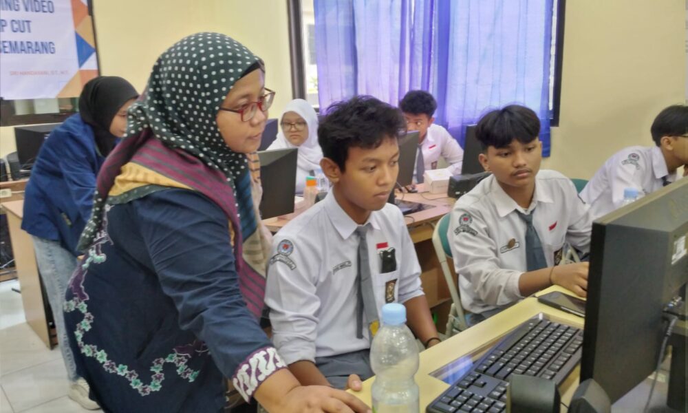 Dosen Ftik Usm Berikan Pelatihan Cap Cut Siswa Sma Kesatrian Kota