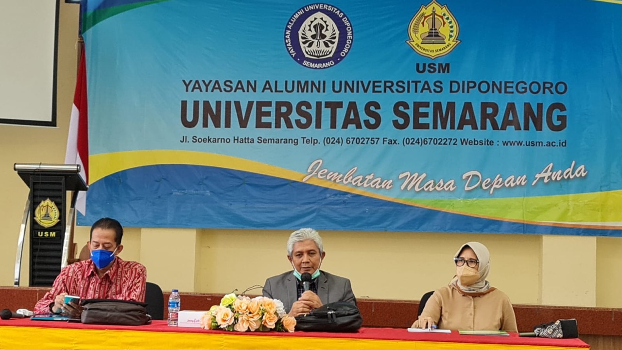 Guru Besar Teknologi Hasil Pertanian Universitas Andalas, Padang Prof. Dr. Ir. Novizar Nazir, M.Si (tengah) didampingi Dr Haslina MSi dan Iswoyo MP memberikan arahan kepada panitia international conference