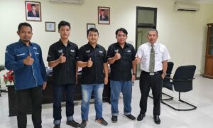 Mahasiswa USM yang menjadi pengusaha foto bersama Rektor dan dosen pembimbing