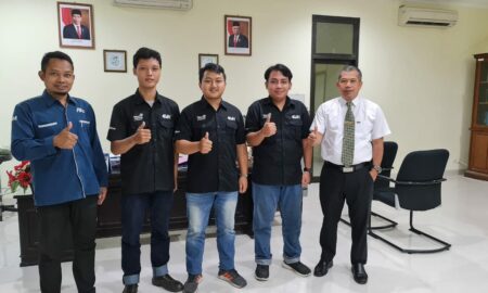 Mahasiswa USM yang menjadi pengusaha foto bersama Rektor dan dosen pembimbing