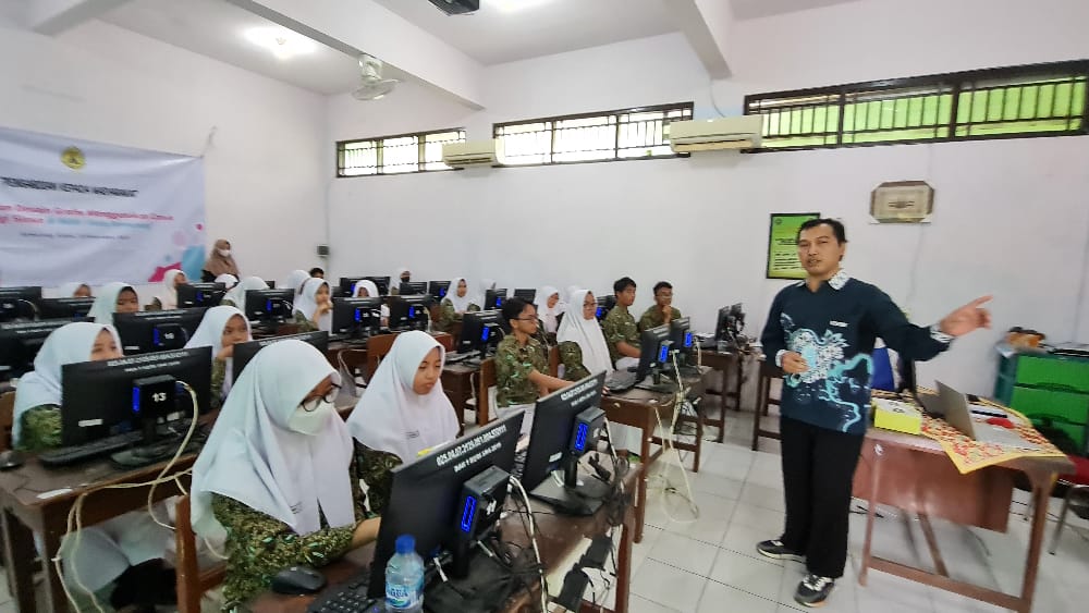 Dosen Ftik Usm Berikan Pelatihan Desain Grafis Siswa Man 1 Kota